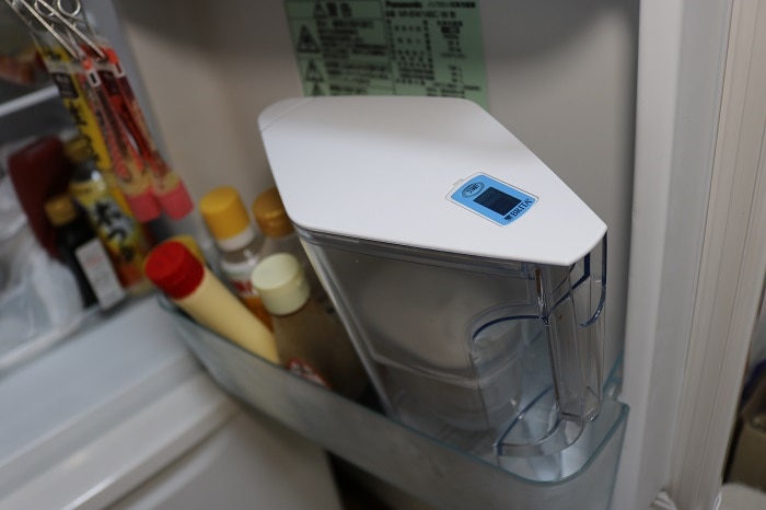 冷蔵庫のドアに浄水ポットを置く